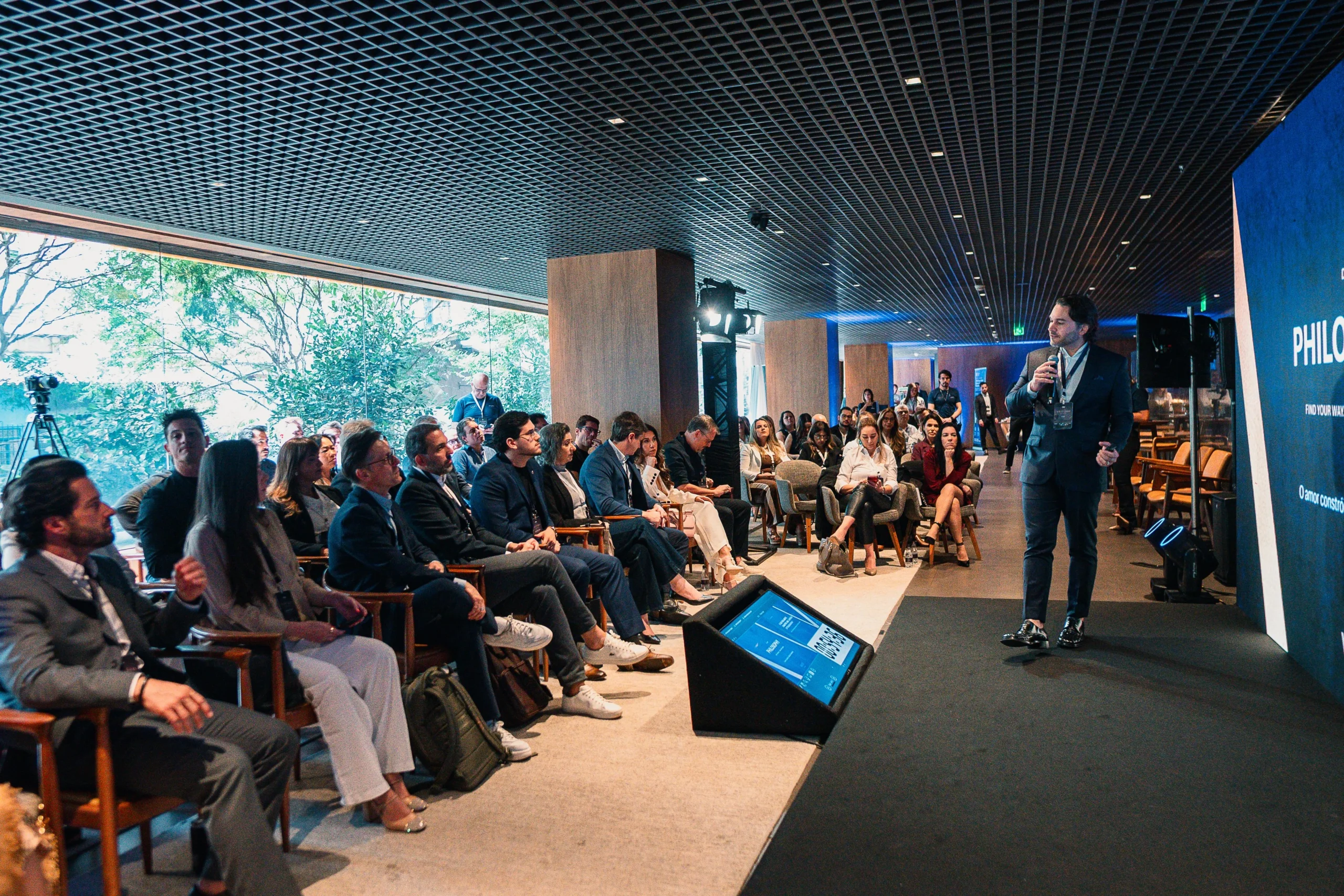 Dr. Veit apresentando a Veit Philosophy para a plateia